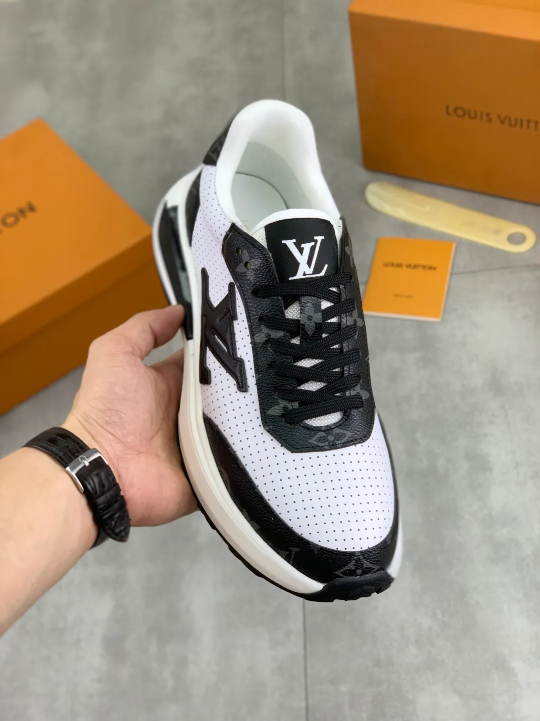 Men's shoes 💰P460 💰 [New model] 🆘 The latest model from LV official website 🎁 Casual and fashionable men's shoes 👟 Hot style 💥 Simple and elegant style, exclusive for trendy men. Unique latest brand elements from the official website 👑 Original decoration, fashionable and generous, the fabric is made of original calfskin ➕ Comfortable and breathable mesh lining ➕ Pigskin lining ✅The official website specifies wear-resistant casual outsole, the classic model is taken in real life🎬Color: 3️⃣colors available😍Number of codes: 38-44 (45 46 customized)